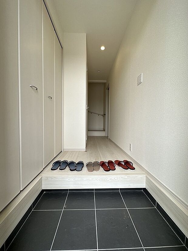 施工例　広めの玄関なので靴の脱ぎ履きもしやすいです　靴やその他雑多類の収納にも最適なシューズシェルフ付きです