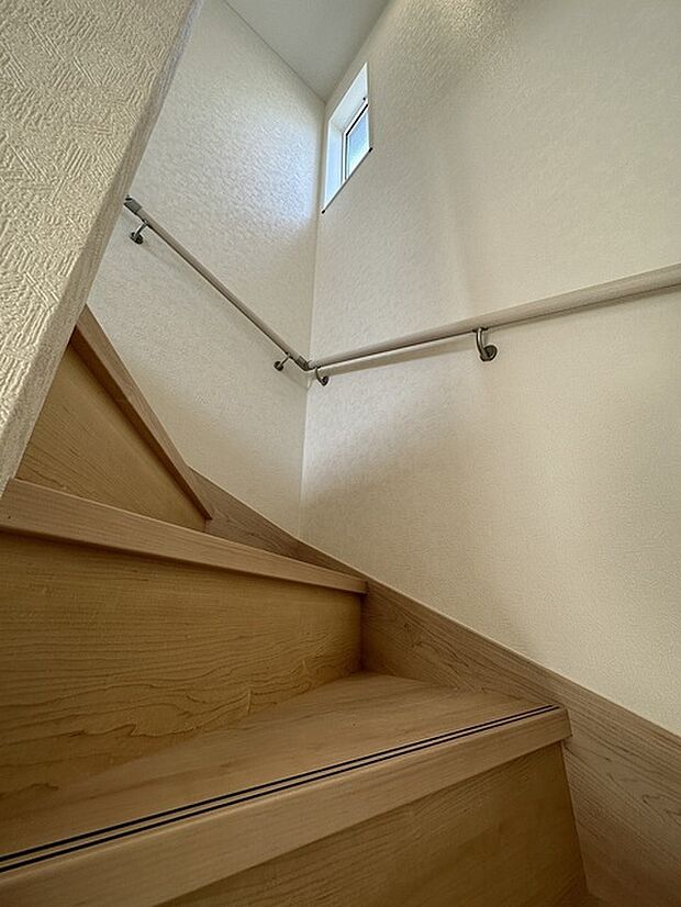 階段　換気や自然光で足下も照らしてくれる便利な窓、手すり付きなので降りる際に安心です