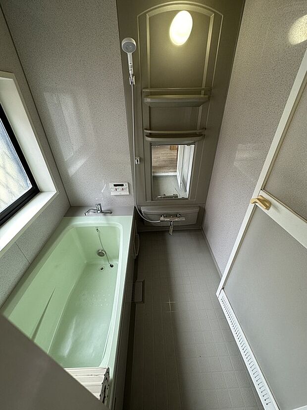 換気扇、追い炊き機能付き浴室に窓があることで圧迫感が感じにくいお風呂です