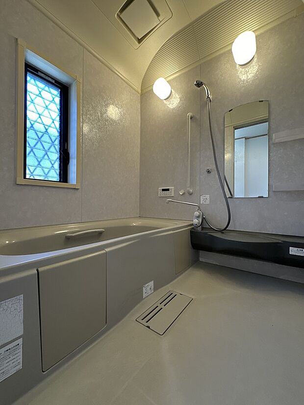 1階　換気扇、追い炊き機能付き浴室に窓があることで圧迫感が感じにくいお風呂です