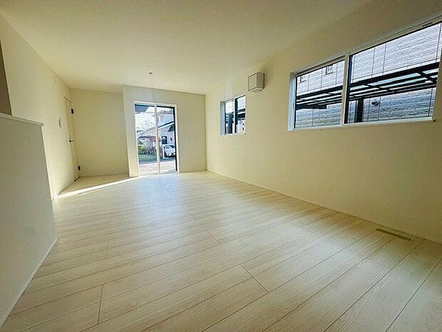 【LDK(約17.75帖)】3面採光が確保されています。窓から暖かい陽光が入り、お部屋を明るく照らします。開放感のある空間です。