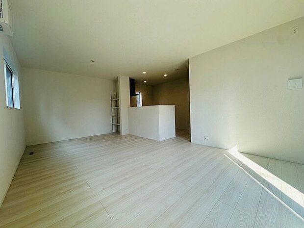 【LDK(約17.75帖)】生活のメインスペースであるLDKは、ゆとりのある広さです。ご家族皆様でのびのびと過ごすことができそうです。