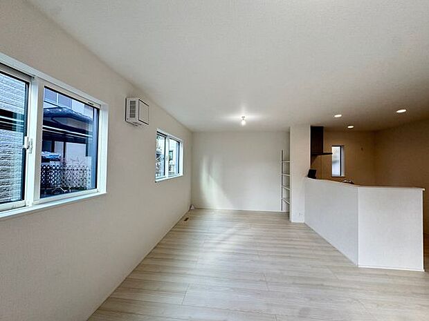 【LDK(約17.75帖)】生活のメインスペースであるLDKは、ゆとりのある広さです。ご家族皆様でのびのびと過ごすことができそうです。