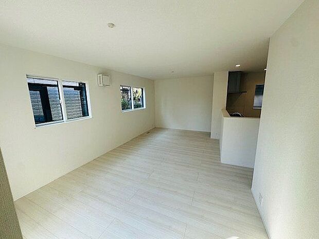 【LDK(約17.75帖)】明る色味のクロスに、美しい木目調のフローリングで、ナチュラルな内装が施されています。様々なインテリアと相性が良さそうです。