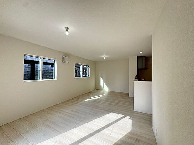 【LDK(約17.75帖)】明るい色味のクロスに、美しい木目調のフローリングで、ナチュラルな内装が施されています。様々なインテリアと相性が良さそうです。