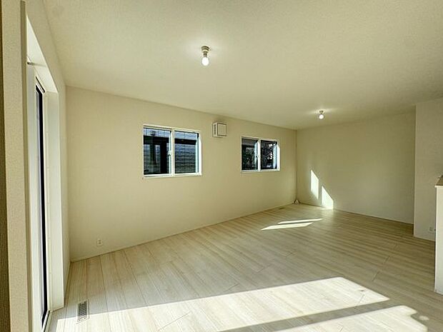 【LDK(約17.75帖)】東側のカースペースに面した掃き出し窓から、たっぷりと日差しが注ぎ、明るく開放的な空間です。