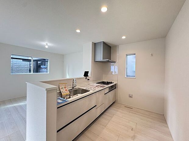 【キッチン】LDで過ごすご家族を見守りながらお料理を楽しむことができる、対面式のキッチンが採用されています。