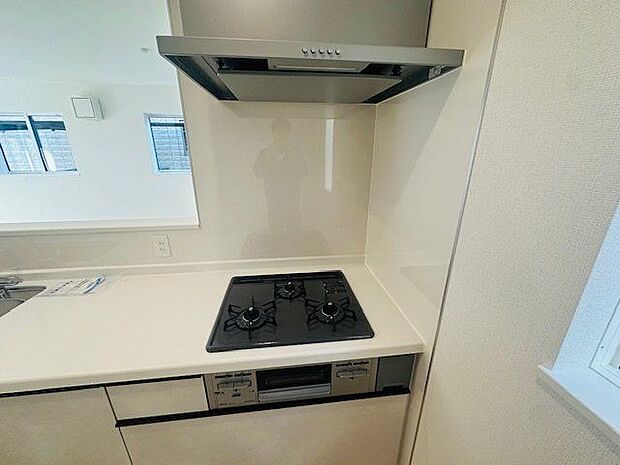 【キッチン】グリル付きの3口ガスコンロが搭載されています。並行調理が可能なため、お料理のレパートリーが広がりそうです。