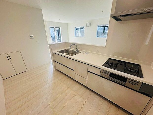 【キッチン】床下収納を含む、豊富な収納が設けられています。食器や調理器具などを片付けることができます。