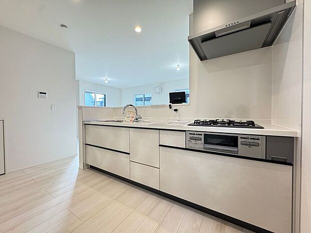 【キッチン】グリル付きの3口ガスコンロが搭載されています。並行調理が可能なため、お料理のレパートリーが広がりそうです。