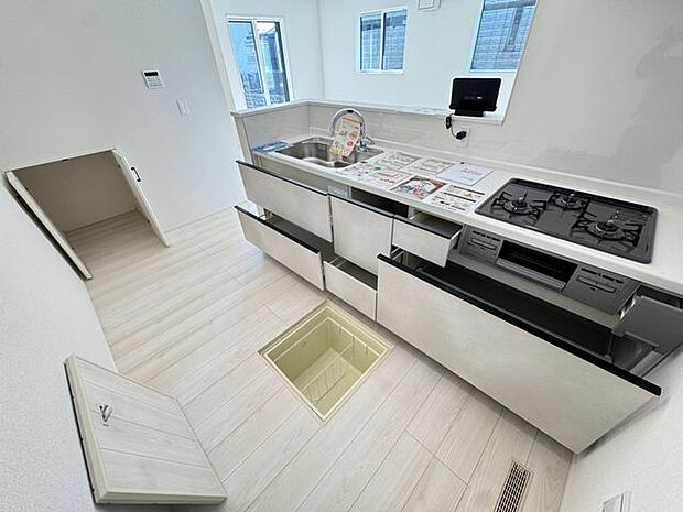 【キッチン】床下収納を含む、豊富な収納が設けられています。食器や調理器具などを片付けることができます。