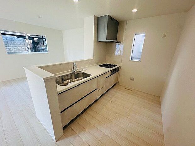 【キッチン】LDで過ごすご家族を見守りながらお料理を楽しむことができる、対面式のキッチンが採用されています。