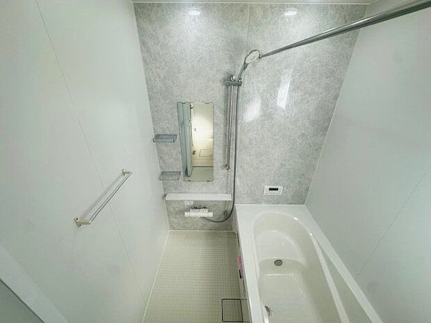 【浴室】清潔感のある浴室で、1日の疲れを癒すことができます。浴室には窓があるため、換気と採光が可能です。