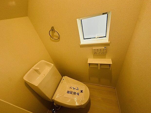 【トイレ/1階】毎日快適に使用することができる温水洗浄便座付きのトイレです。窓があり、換気をすることができます。