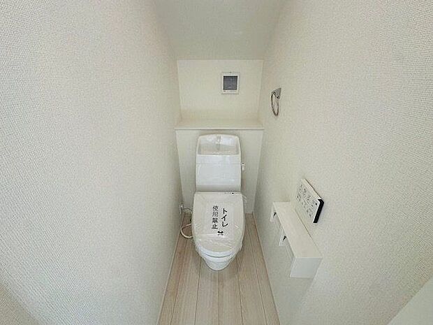 【トイレ/2階】温水洗浄便座のリモコンは壁面に取り付けられているため、操作がしやすいです。ホワイトを基調とした、清潔感のあるトイレです。