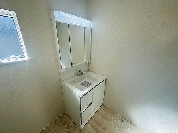 【洗面】身支度のしやすい三面鏡タイプの洗面台が採用されています。ボウル下の収納には、リネン類などを片付けることができます。
