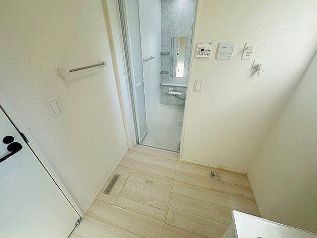 【洗面】洗面室には床下収納が設けられています。洗剤のストックなどを片付けることができ、すっきりとした空間を保てます。