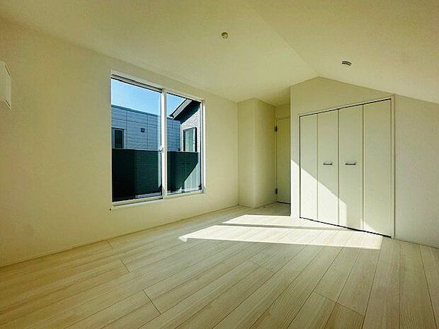 【洋室(約7.5帖)】クローゼットが設けられています。取り込んだ洗濯物を、そのまま収納することが可能です。