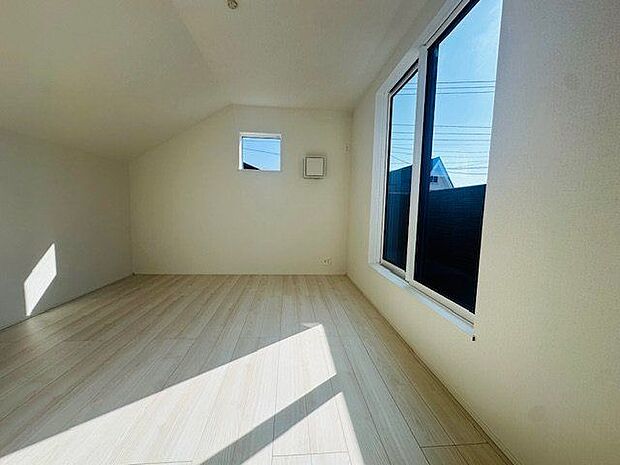 【洋室(約7.5帖)】南向きのバルコニーに面しており、出入りすることが可能な洋室です。洋室の中で最も広く、主寝室におすすめ。