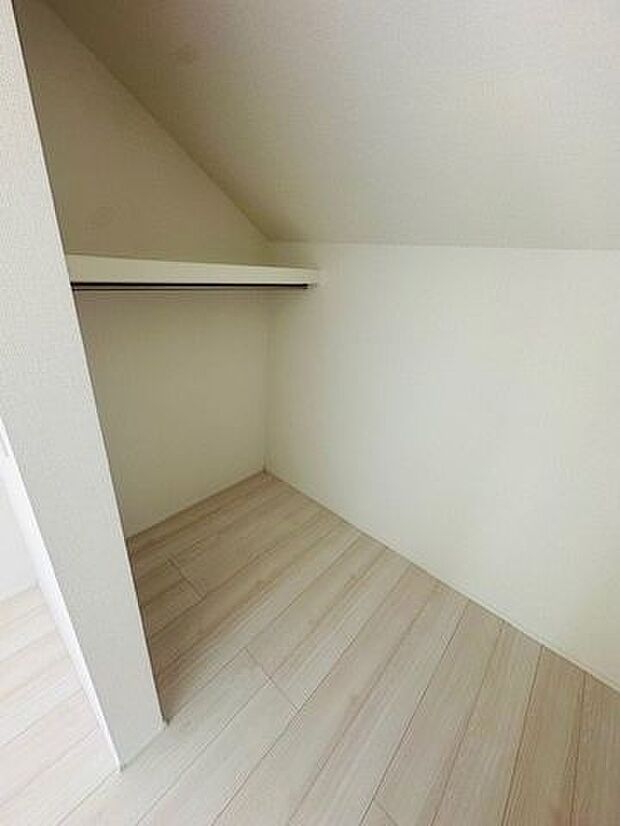 【ウォークインクローゼット】約6.75帖の洋室に設けられているウォークインクローゼットです。ご家族の荷物をまとめて収納することができます。
