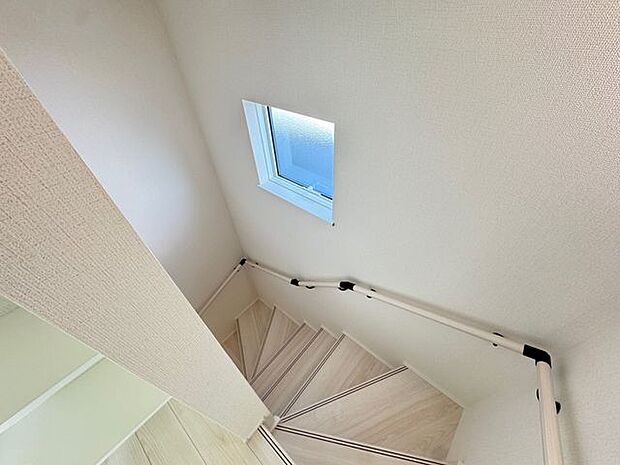 【階段】階段には手すりが設けられています。お子様や足腰に不安のある方の移動をサポートします。