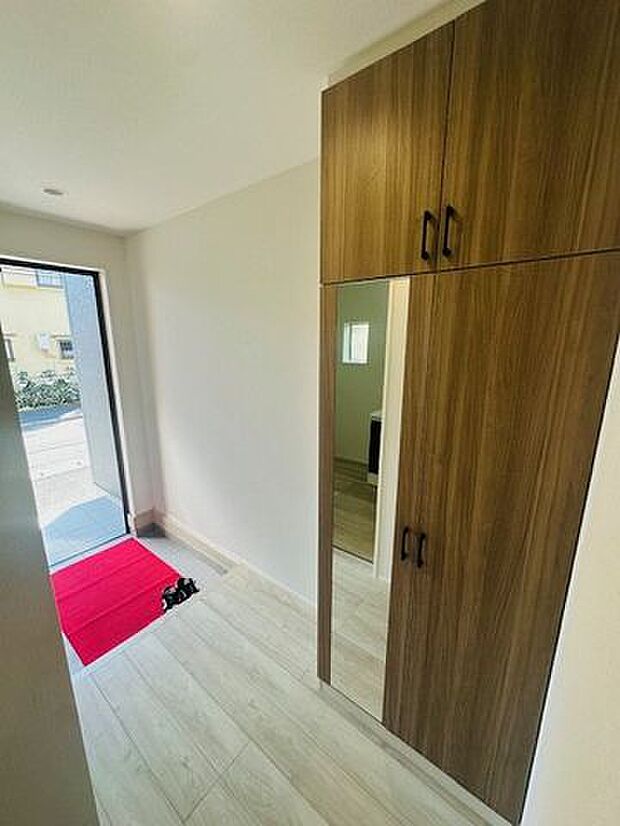 【玄関】ご家族を温かく迎え入れてくれる玄関です。収納が設けられています。鏡があり、お出かけ前の身だしなみチェックが可能です。