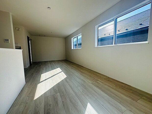 【LDK(約18.6帖)】3面採光が確保されています。窓から暖かい陽光が入り、お部屋を明るく照らします。開放感のある空間です。