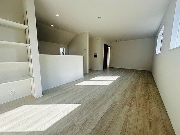 【LDK(約18.6帖)】生活のメインスペースであるLDKは、ゆとりのある広さです。ご家族皆様でのびのびと過ごすことができそうです。