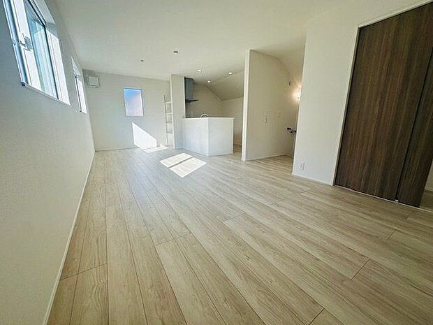 【LDK(約18.6帖)】リビングイン階段が採用されています。ご家族で顔を合わせる機会が増え、コミュニケーションが生まれやすくなります。