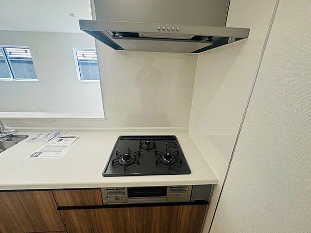 【キッチン】作業スペースやシンクが広く取られています。お料理をスムーズに行うことができそうです。