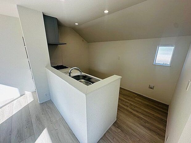 【浴室】清潔感のある浴室で、1日の疲れを癒すことができます。浴室には窓があるため、換気と採光が可能です。