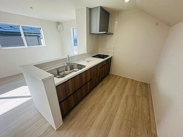 【キッチン】床下収納を含む、豊富な収納が設けられています。食器や調理器具などを片付けることができます。