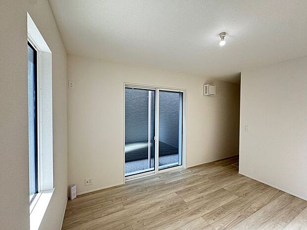 【洋室(約7帖)】南側と東側の2面採光が確保されている洋室です。窓を開けて、気軽に空気の入れ替えをすることができます。