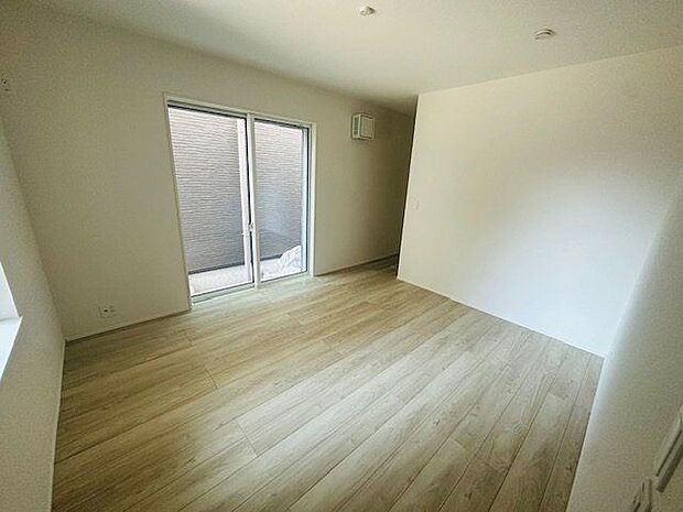 【洋室(約7帖)】南側と東側の2面採光が確保されている洋室です。窓を開ければ、心地よい風がお部屋を包み込みます。