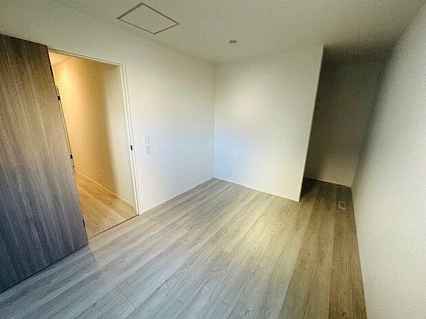 【納戸(約6帖)】ウォークインクローゼットが備わった納戸です。衣類や寝具などの荷物をたっぷりと片付けることができます。