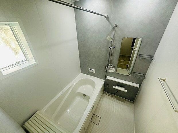 【浴室】清潔感のある浴室で、1日の疲れを癒すことができます。浴室には窓があるため、換気と採光が可能です。