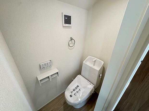 【トイレ/2階】温水洗浄便座のリモコンは壁面に取り付けられているため、操作がしやすいです。トイレは各階に設置され、朝の忙しい時間帯でも安心です。