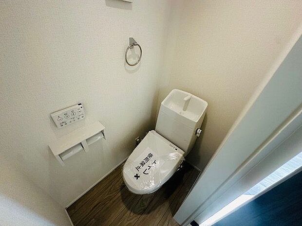 【トイレ/2階】温水洗浄便座のリモコンは壁面に取り付けられているため、操作がしやすいです。清潔感のあるトイレです。