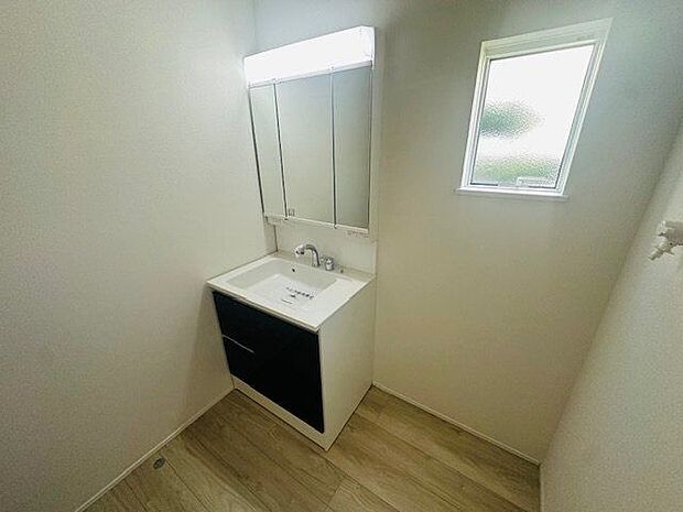 【洗面】身支度のしやすい三面鏡タイプの洗面台が採用されています。ボウル下の収納には、リネン類などを片付けることができます。