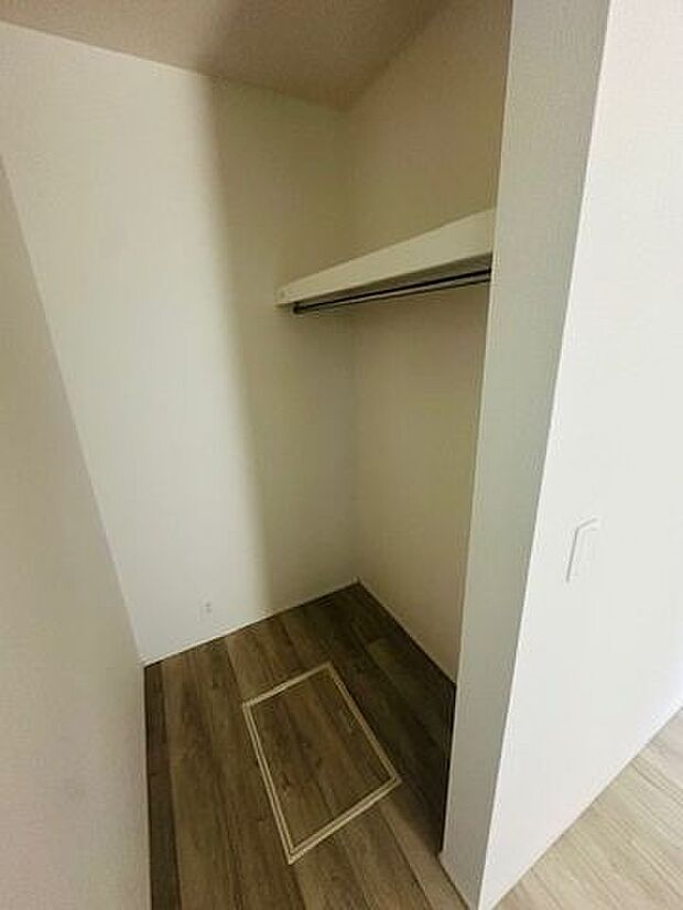 【ウォークインクローゼット】約7帖の洋室に設けられているウォークインクローゼットです。ご家族の荷物をまとめて収納することができます。