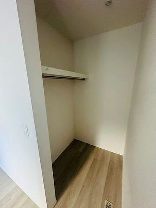 【ウォークインクローゼット】約6帖の納戸に設けられているウォークインクローゼット。散らかりがちな荷物を片付けることで、住空間を広く確保することができます。