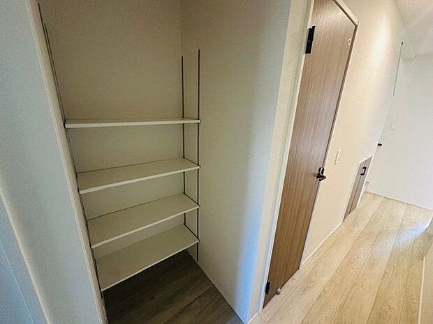 【収納】廊下部分にも収納が設けられており、掃除用具や日用品などを片付けることが可能。住空間を有効活用することができます。