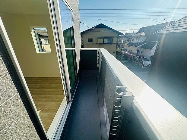 【バルコニー】暖かい陽光がたっぷりと降り注ぐ南向きのバルコニーです。晴れた日には、洗濯物をしっかりと乾かすことができそうです。