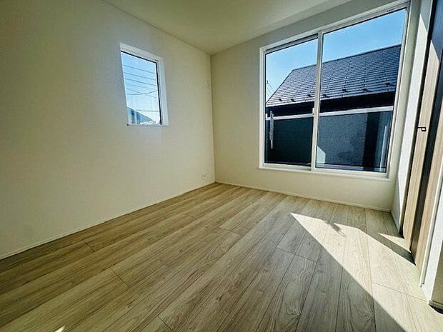 【洋室(約5.5帖)】南側のバルコニーに面しており、出入りすることが可能な洋室です。取り込んだ洗濯物をそのまま収納することができます。