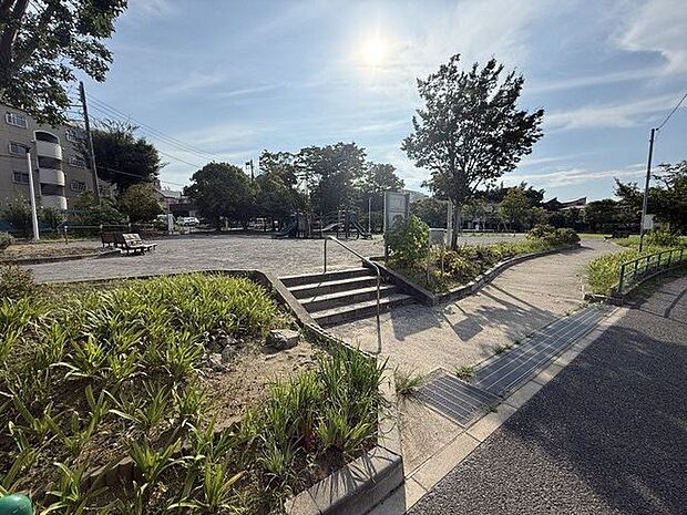 山部公園 徒歩2分。すべり台やブランコなどの遊具が設置されています。 160m