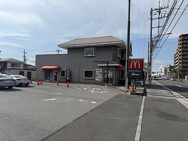 マクドナルド 千葉東寺山店 徒歩8分。ドライブスルーも利用できます。 640m