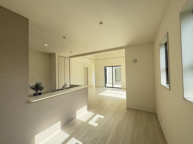 【LDK/3号棟】キッチン背面はアースカラーがあしらわれ、カフェスタイルです。