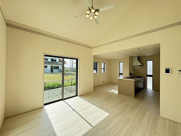 【LDK/3号棟】暖かな陽光が差し込む、明るいLDK。壁紙や床材は明るい色調で統一された、落ち着いた空間です。