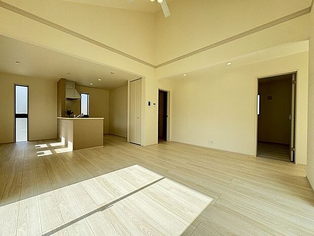 【LDK/3号棟】勾配天井が採用された、開放感溢れるLDK。自然とご家族が集まる場所になりそうです。