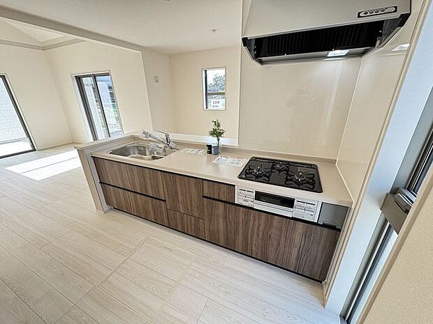 【キッチン/3号棟】LD全体を見渡せる対面式キッチン。LDで過ごすご家族とのコミュニケーションをとりながら作業ができます。